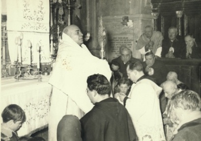 Don Remigio Cela celebra nella Chiesa dell'Annunziata